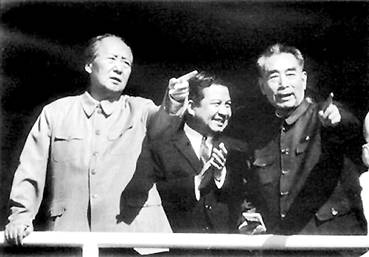 1970年5月,毛泽东、周恩来与西哈努克亲王在天安门城楼上。.jpg