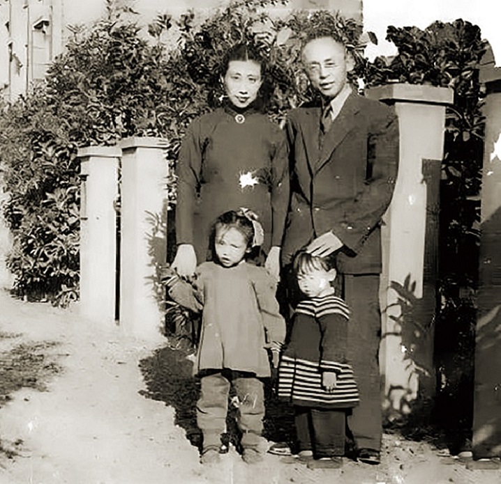 1946年，严家显、王祖寿夫妇在复旦大学庐山村别墅区的家门口.jpg