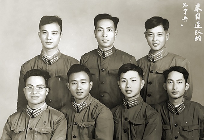 1958年下放连队当兵，林丕正（后排右一）和10兵团战友合影.jpg